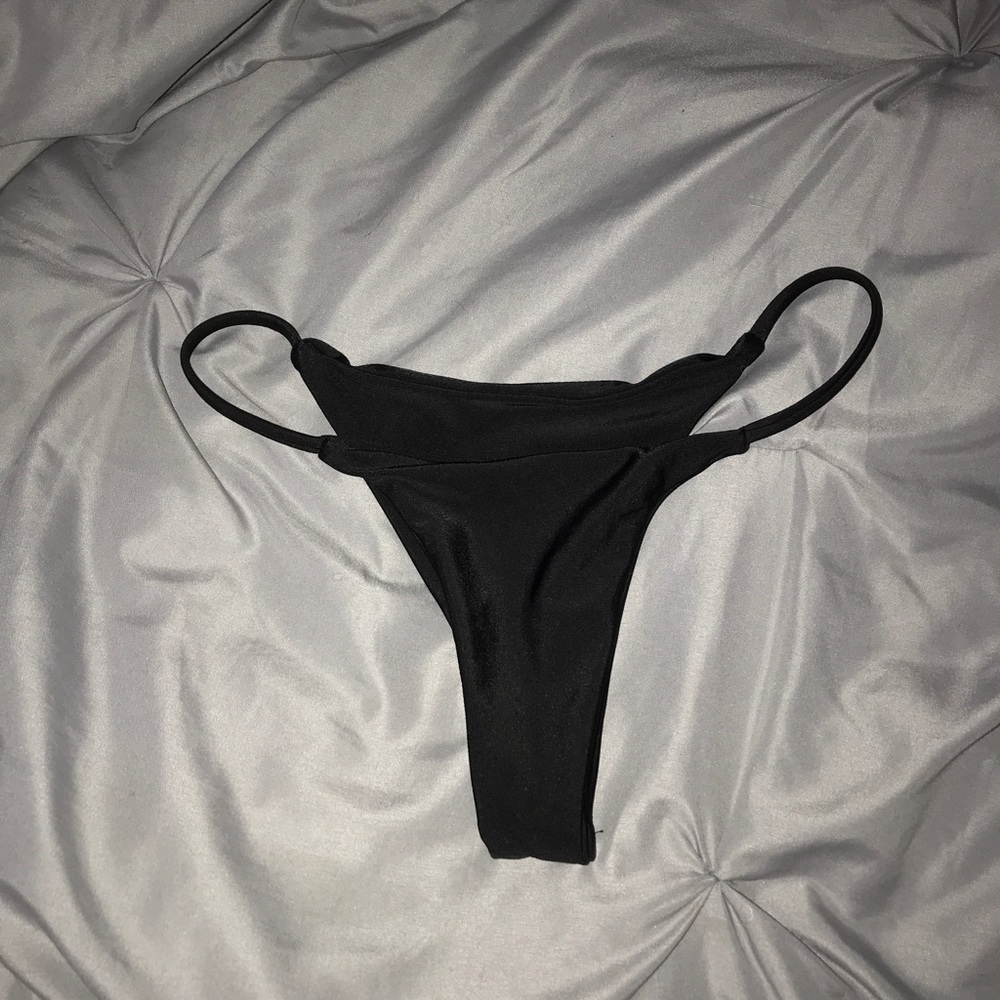 Black cheeky bikini bottoms! Never worn